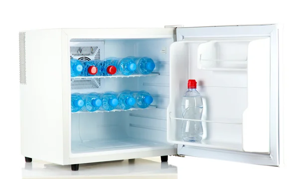 Mini frigo pieno di acqua in bottiglia isolata su bianco — Foto Stock