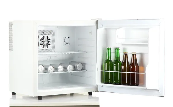 Mini frigo plein de bouteilles et canettes de bière isolées sur blanc — Photo