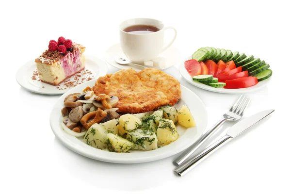 Chuleta de pollo asado con papas y verduras hervidas, taza de té y d —  Fotos de Stock