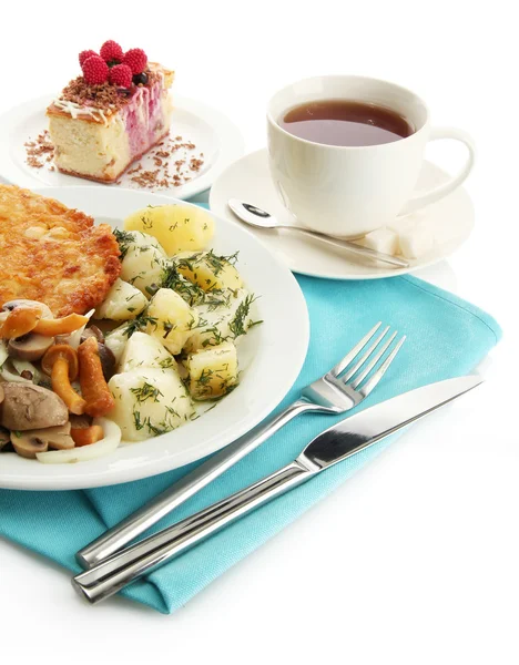 Chuleta de pollo asado con papas y verduras hervidas, taza de té y d — Foto de Stock