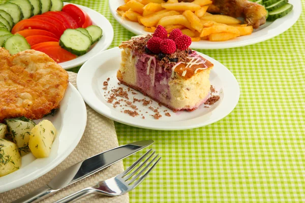 Gebratenes Hühnerschnitzel mit gekochten Kartoffeln und Gemüse, Tasse Tee und d — Stockfoto