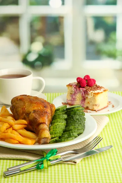 Kızarmış patates ve salatalık, fincan çay ve tatlı gr tavuk kızartma — Stok fotoğraf