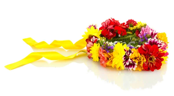 Grinalda de belas flores de verão, isolado em branco — Fotografia de Stock