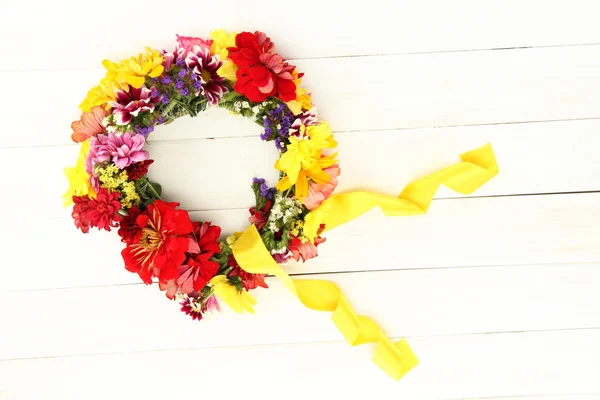 Wreath of beautiful summer flowers, on white wooden background — Stock Photo, Image