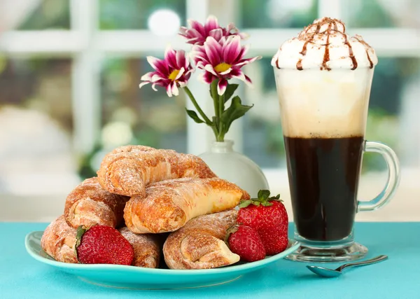 Delicious bagels och nybryggt kaffe på bordet närbild — Stockfoto