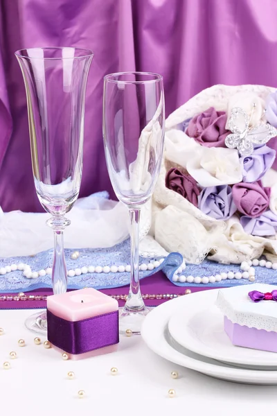 Подавать сказочный свадебный стол фиолетового цвета на фиолетовом фоне — стоковое фото
