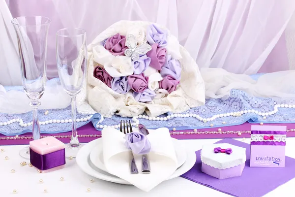 Servir fabulosa mesa de boda en color púrpura sobre fondo de tela blanca —  Fotos de Stock