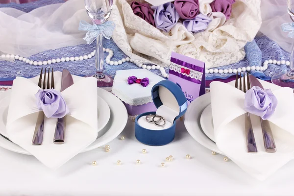 Serving fabulous wedding table in purple color close-up — Stock Photo, Image