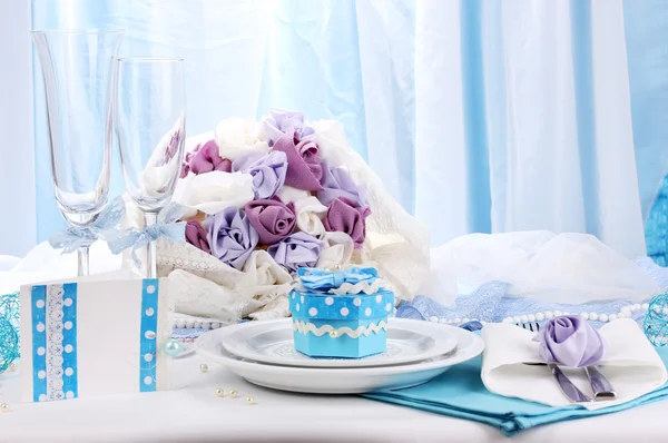 Обслуживание сказочный свадебный стол в фиолетовый и синий цвет фона ресторана — стоковое фото