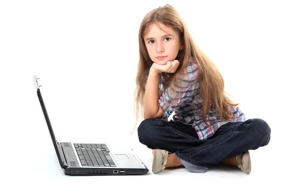 Menina bonita com laptop isolado no branco — Fotografia de Stock