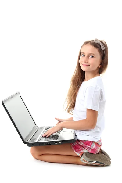 Krásná dívka s notebookem izolovaných na bílém — Stock fotografie