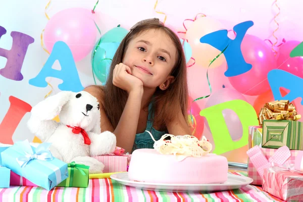 少し美しい少女は、彼女の誕生日を祝う — ストック写真