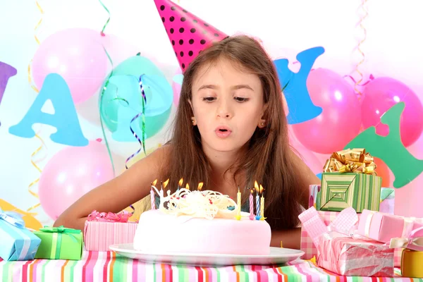 Pequena menina bonita comemorar seu aniversário — Fotografia de Stock