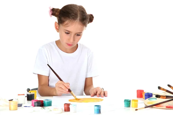 Menina bonito pintando um quadro, isolado em branco — Fotografia de Stock