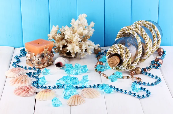 Decor of seashells on wooden table on blue wooden background — Stock Photo, Image