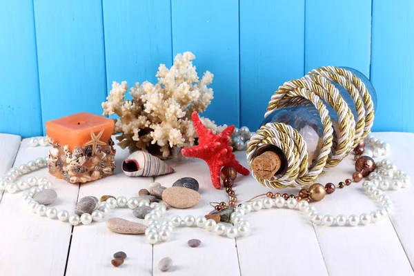 Décor de coquillages sur table en bois sur fond bleu bois — Photo