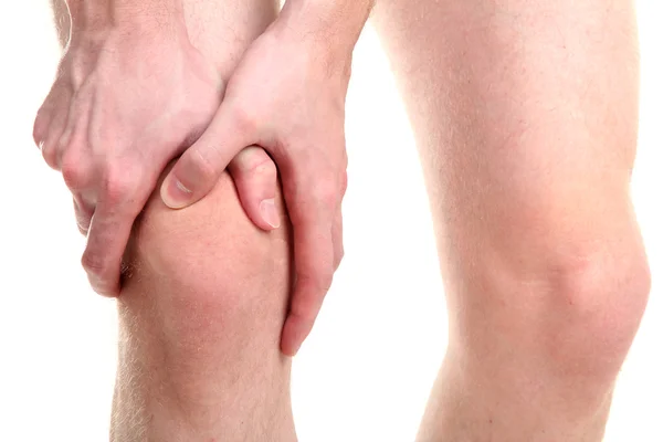 Uomo con ginocchio dolorante, isolato su bianco — Foto Stock