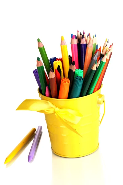 Lápices coloridos y rotuladores en cubo amarillo aislados en blanco — Foto de Stock
