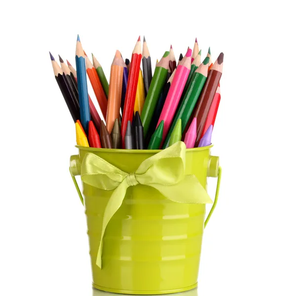 Lápices coloridos y rotuladores en cubo verde aislados en blanco — Foto de Stock