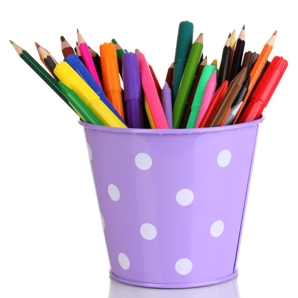 Цветные карандаши и фломастеры в фиолетовом ведре, изолированные на белом — стоковое фото
