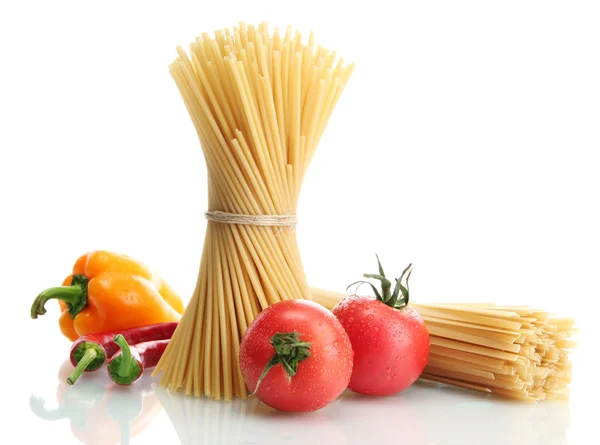 Pasta spaghetti, tomatoes and peppers, isolated on white — Stock Photo, Image