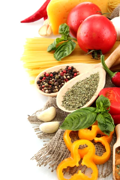 Spaghettis de pâtes, légumes et épices, isolés sur blanc — Photo