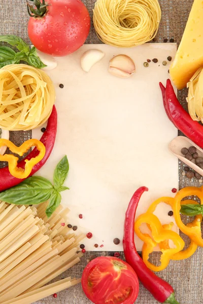Papel para recetas, espaguetis con verduras y especias, sobre fondo de saco —  Fotos de Stock