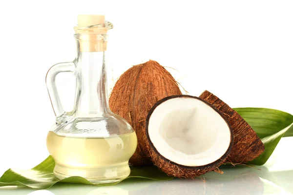 Decanter con olio di cocco e noci di cocco isolato su bianco — Foto Stock