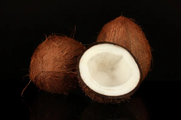 黒に分離されたココナッツ — ストック写真