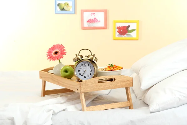 Drewniana taca z lekkim śniadaniem na łóżku — Zdjęcie stockowe