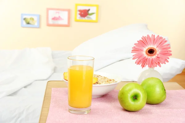 Lätt frukost på nattduksbordet bredvid sängen — Stockfoto