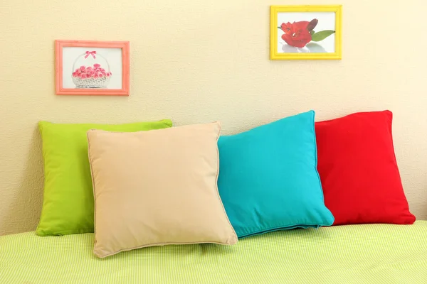 Cama vacía con almohadas y sábanas en el dormitorio —  Fotos de Stock