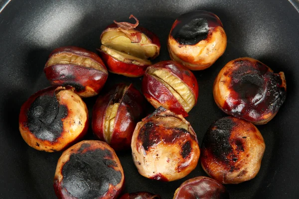 Castagne arrosto in padella primo piano — Foto Stock