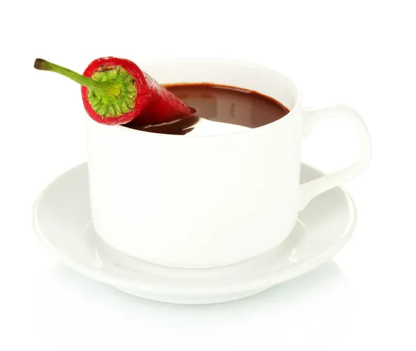 Xícara branca com chocolate quente e pimenta isolada em branco — Fotografia de Stock