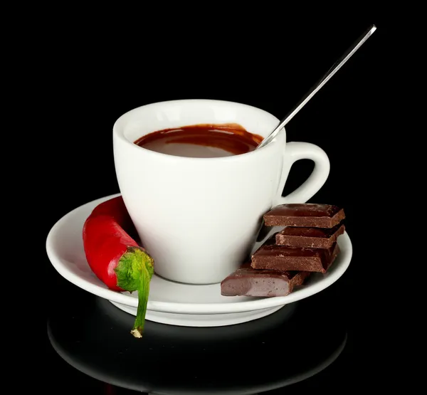 Tazza bianca con cioccolata calda e peperoncino isolato su nero — Foto Stock