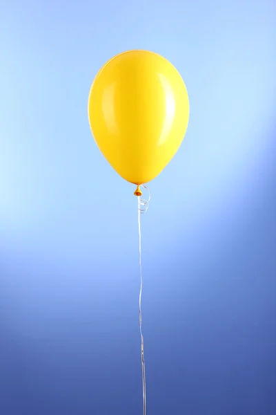 Yellow one balloon on blue background — Stock Photo, Image