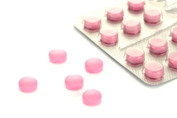 Χάπια που είναι συσκευασμένα σε κυψέλες, απομονωμένα σε λευκό — Φωτογραφία Αρχείου