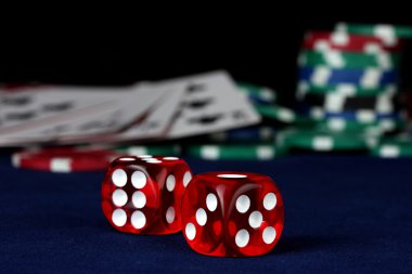 Mavi poker tablo yakın çekim üzerinde zar