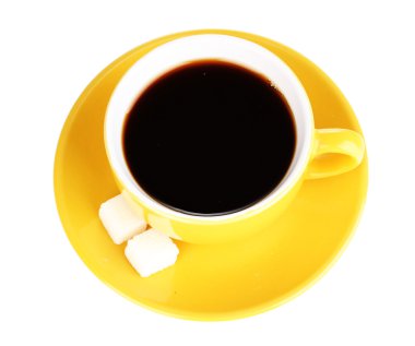 Sarı Kupası ve fincan tabağı üzerinde beyaz izole