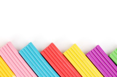 Çocuk parlak hamuru üzerine beyaz izole