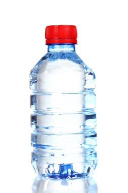 Beyaz üzerine izole edilmiş plastik su şişesi.