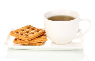 Beyaz üzerine izole edilmiş çay ve kurabiyeler.