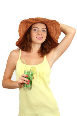 güzel kız plaj şapka ve kokteyl beyaz izole gülümseyen