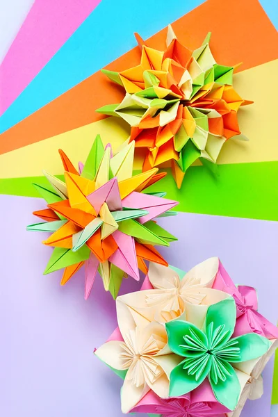 Colorido origami kusudamas sobre fondo de papel brillante —  Fotos de Stock