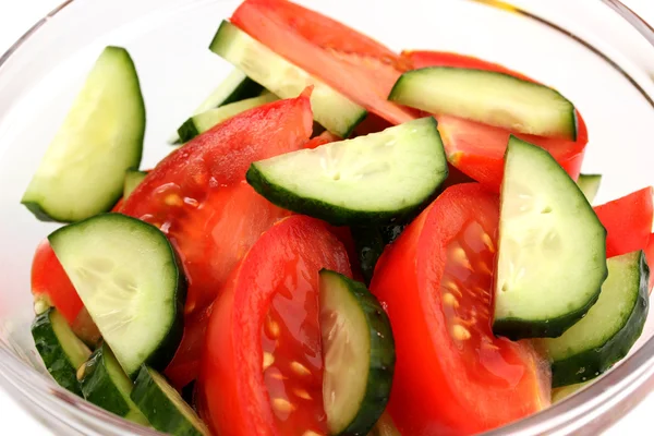 Ensalada fresca con tomates y pepinos de cerca — Foto de Stock