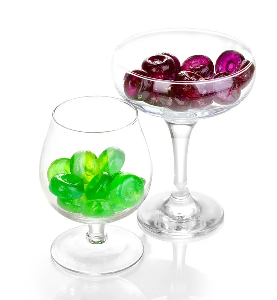 Kleur snoepjes in glazen geïsoleerd op wit — Stockfoto
