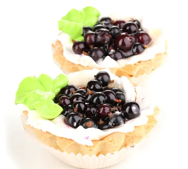 Сладкие пирожные с ягодами, изолированные на белом — стоковое фото