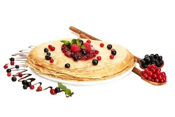 Deliciosos panqueques con bayas y mermelada en plato aislado en blanco —  Fotos de Stock