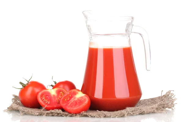 Tomatsaft i kannan på säckväv isolerad på vit — Stockfoto