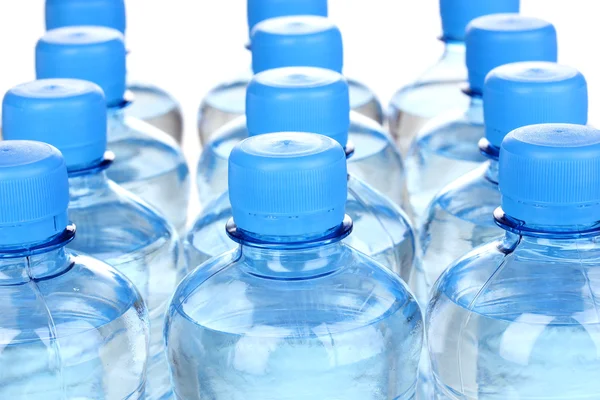 Garrafas de plástico de água close-up — Fotografia de Stock